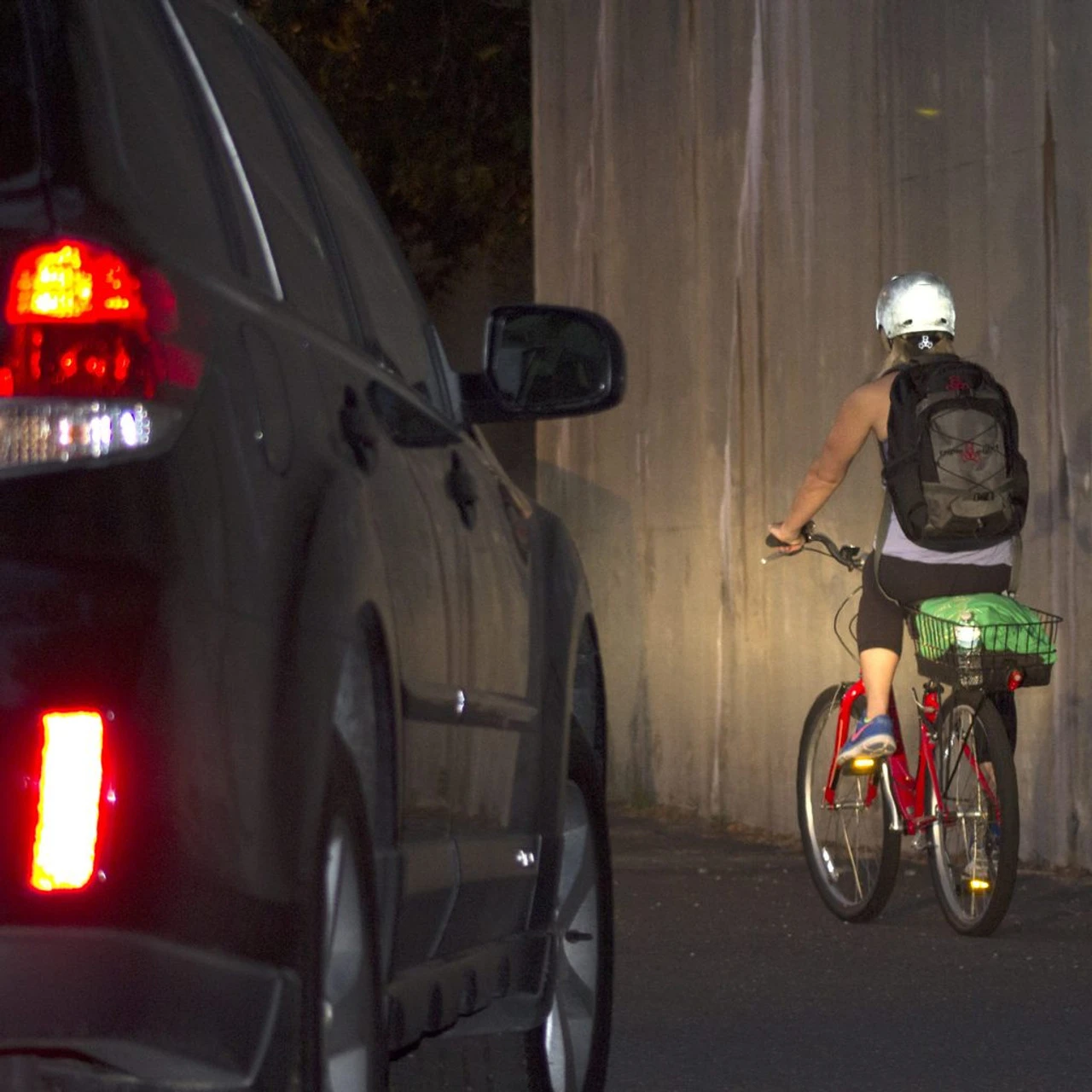 Triple Eight Gotham Dual Certified Rollerskating Helmet - Gotham Darklight (Reflective) 8 Triple Eight Gotham Dual Certified Rollerskating Helmet - Gotham Darklight (Reflective) - Image 6